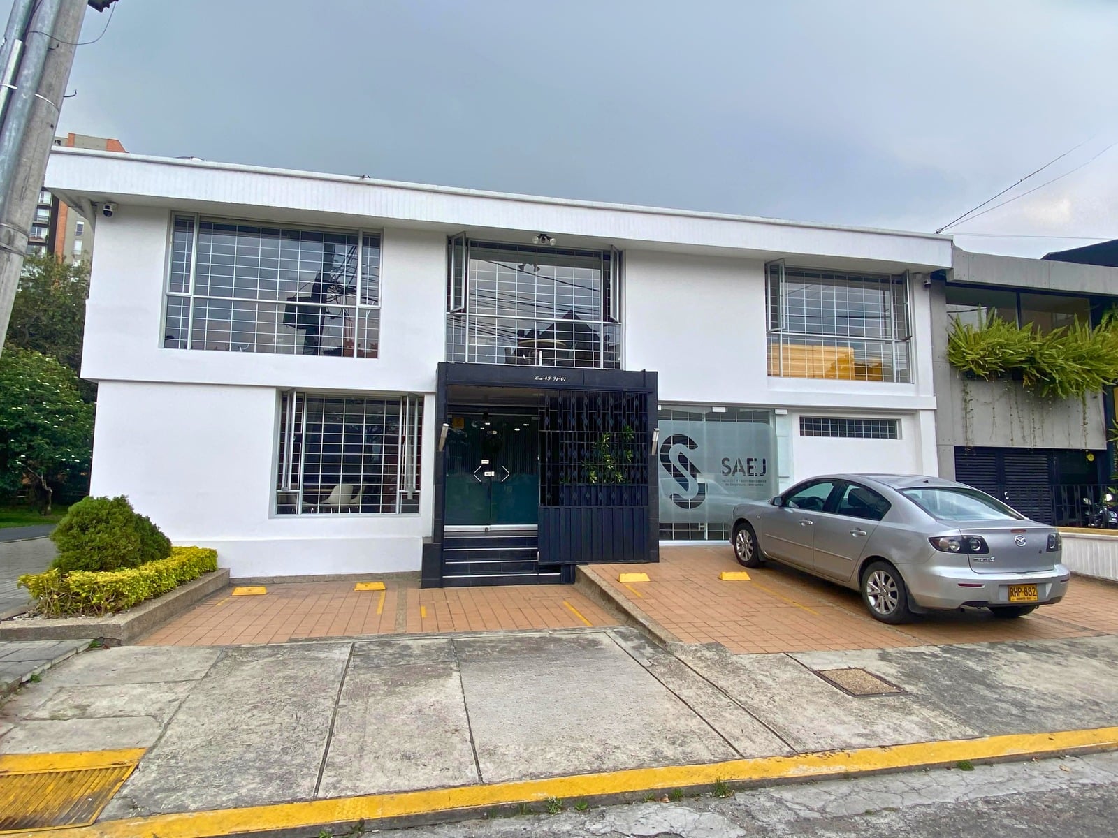 Fachada del Centro de Negocios SAEJ